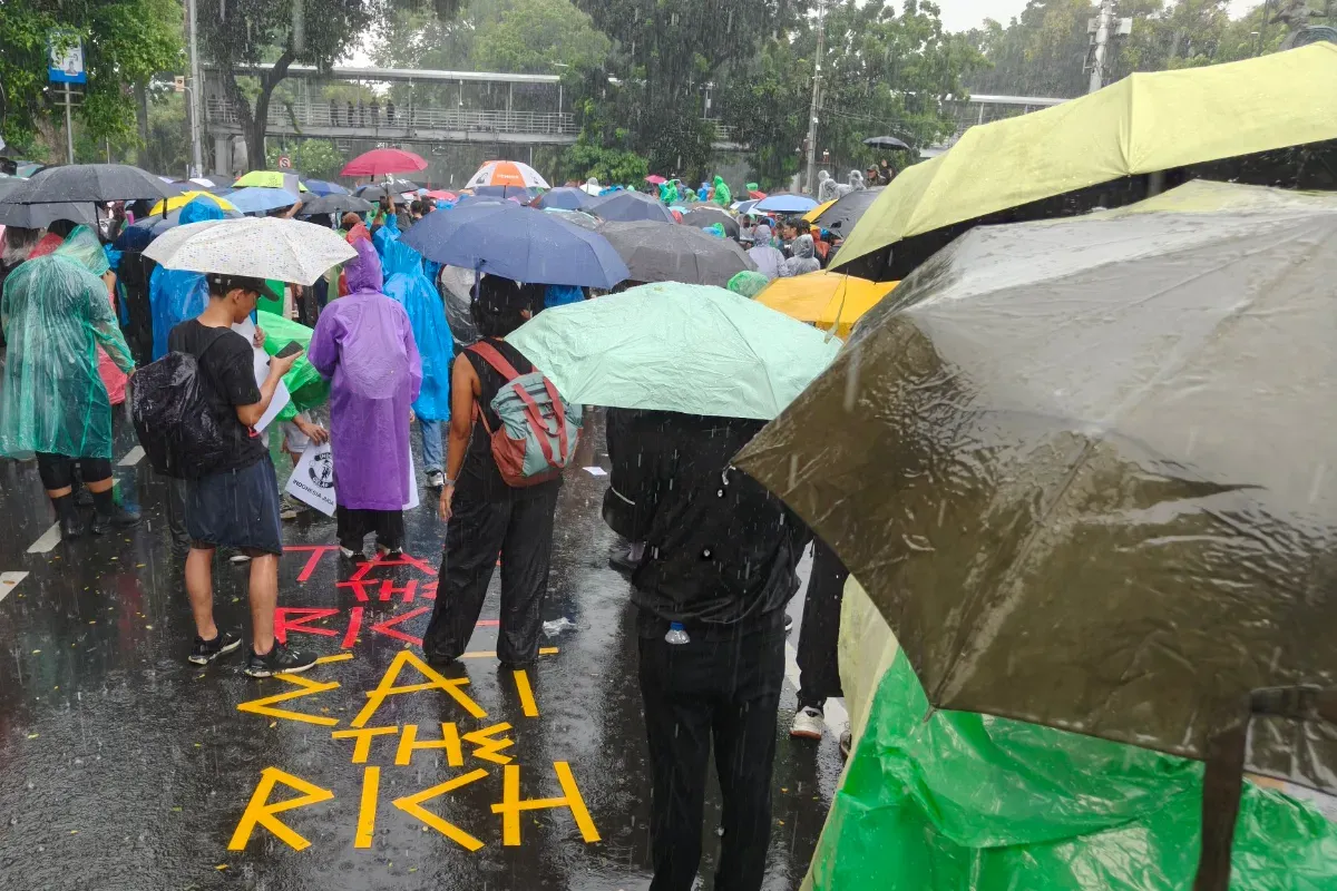 Tangkapan layar situasi aksi demonstrasi Indonesia Gelap saat diguyur hujan. (Sumber: X/ @Progresip_)