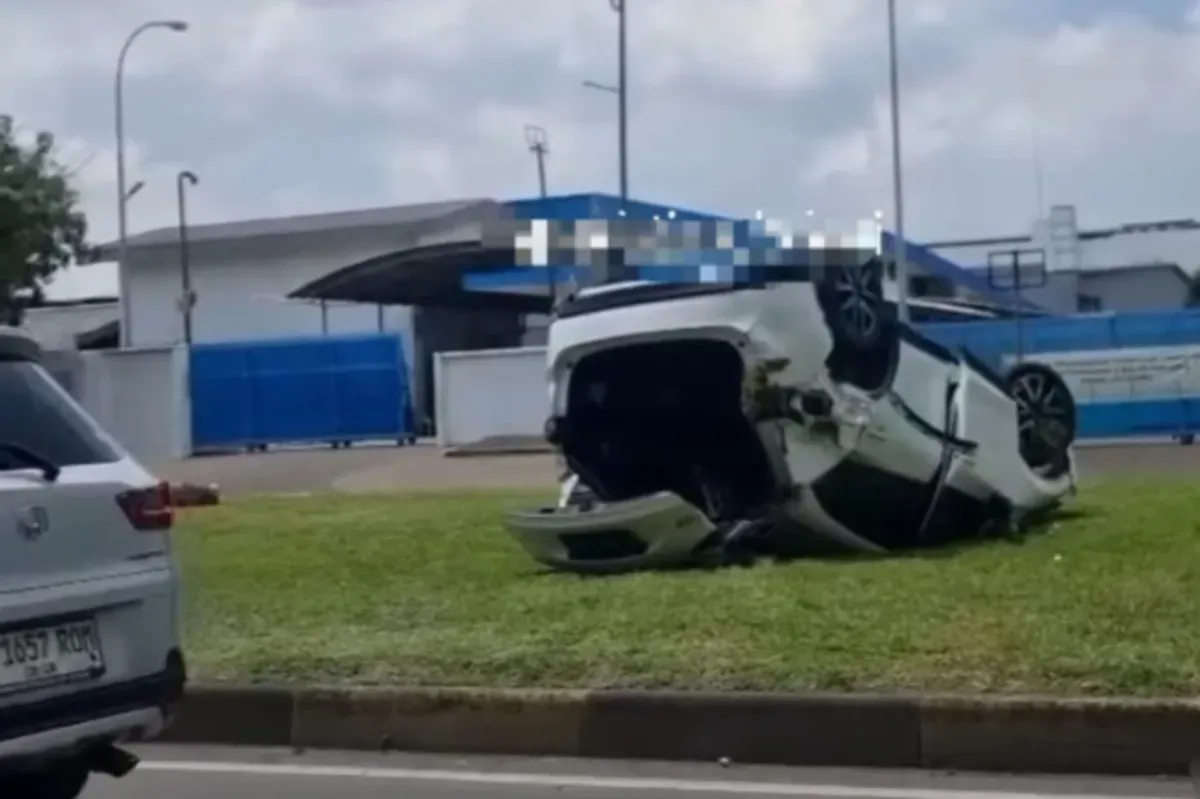 Mobil Mazda CX 5 terbalik di kawasan Jababeka, Kabupaten Bekasi, Jumat, 21 Februari 2025. (Sumber: Instagram/@peristiwa_bekasi)