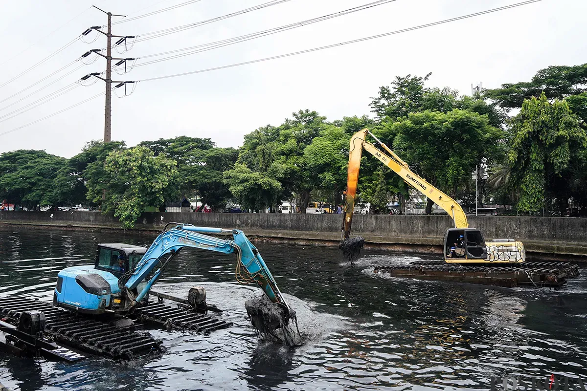 Dua eskavator mengeruk lumpur sedimentasi dari dasar Sungai Mookervaart, Jalan Daan Mogot, Jakarta Barat, Jum'at, 21 Februari 2025. (Sumber: Poskota/Bilal Nugraha Ginanjar)