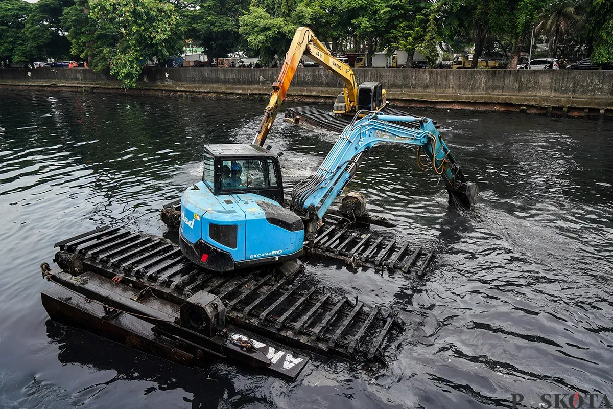 Dua eskavator mengeruk lumpur sedimentasi dari dasar Sungai Mookervaart, Jalan Daan Mogot, Jakarta Barat, Jum'at, 21 Februari 2025. (Sumber: Poskota/Bilal Nugraha Ginanjar)