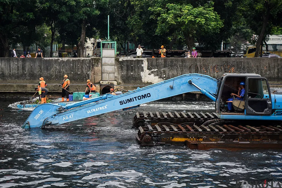 Dua eskavator mengeruk lumpur sedimentasi dari dasar Sungai Mookervaart, Jalan Daan Mogot, Jakarta Barat, Jum'at, 21 Februari 2025. (Sumber: Poskota/Bilal Nugraha Ginanjar)