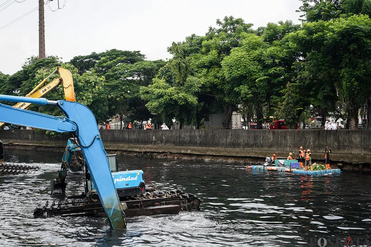 Dua eskavator mengeruk lumpur sedimentasi dari dasar Sungai Mookervaart, Jalan Daan Mogot, Jakarta Barat, Jum'at, 21 Februari 2025. (Sumber: Poskota/Bilal Nugraha Ginanjar)