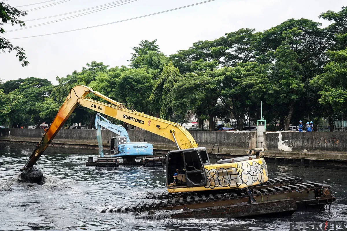 Dua eskavator mengeruk lumpur sedimentasi dari dasar Sungai Mookervaart, Jalan Daan Mogot, Jakarta Barat, Jum'at, 21 Februari 2025. (Sumber: Poskota/Bilal Nugraha Ginanjar)