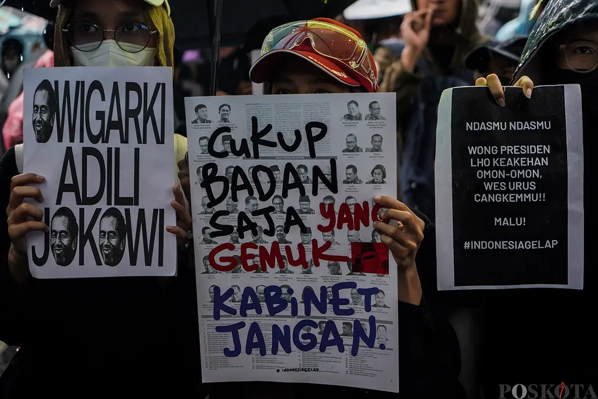 Massa aksi yang tergabung dari sejumlah elemen masyarakat dan mahasiswa menggelar aksi unjuk rasa di sekitar Patung Arjuna Wijaya, Jakarta, 21 Februari 2025. (Sumber: Poskota/Bilal Nugraha Ginanjar)