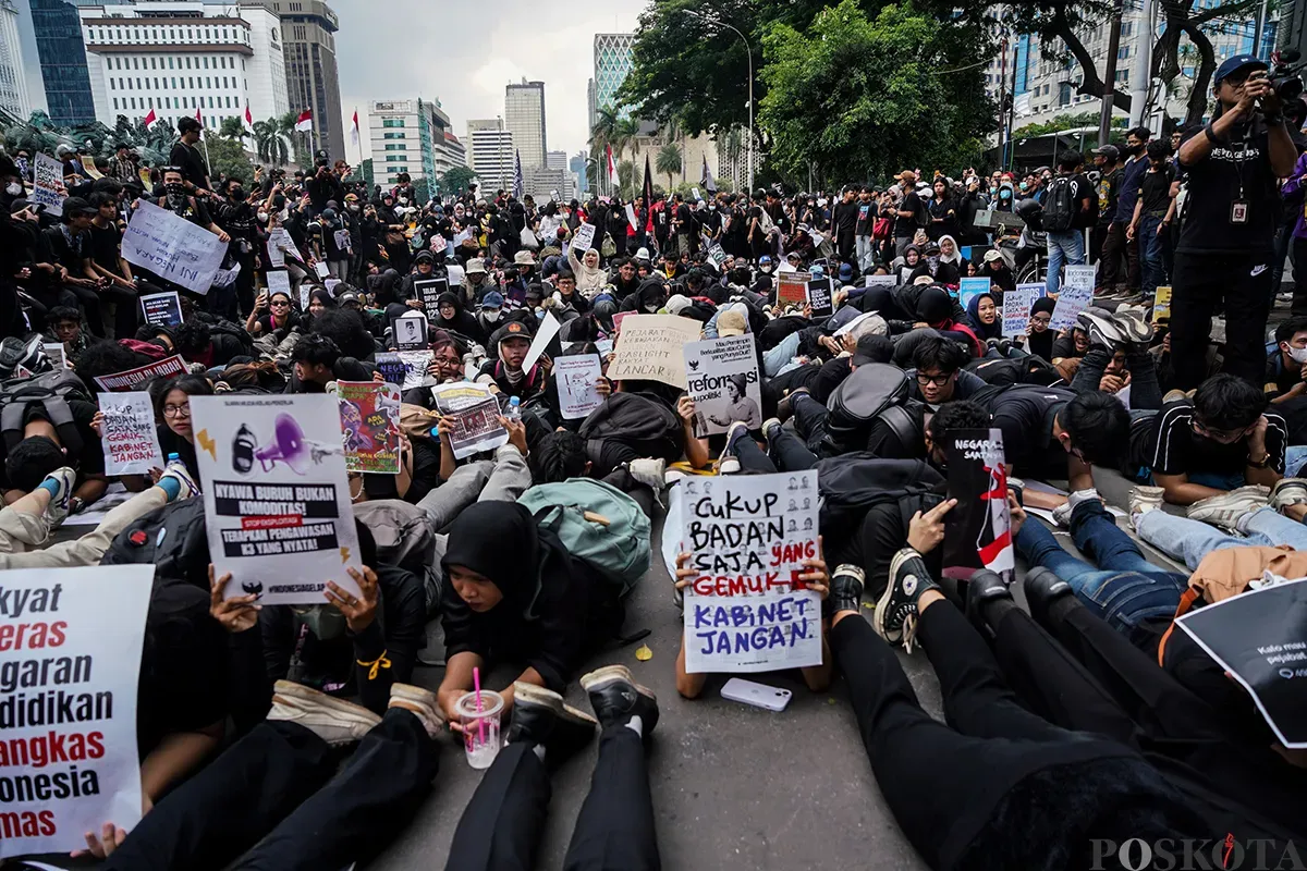 Massa aksi yang tergabung dari sejumlah elemen masyarakat dan mahasiswa menggelar aksi unjuk rasa di sekitar Patung Arjuna Wijaya, Jakarta, 21 Februari 2025. (Sumber: Poskota/Bilal Nugraha Ginanjar)