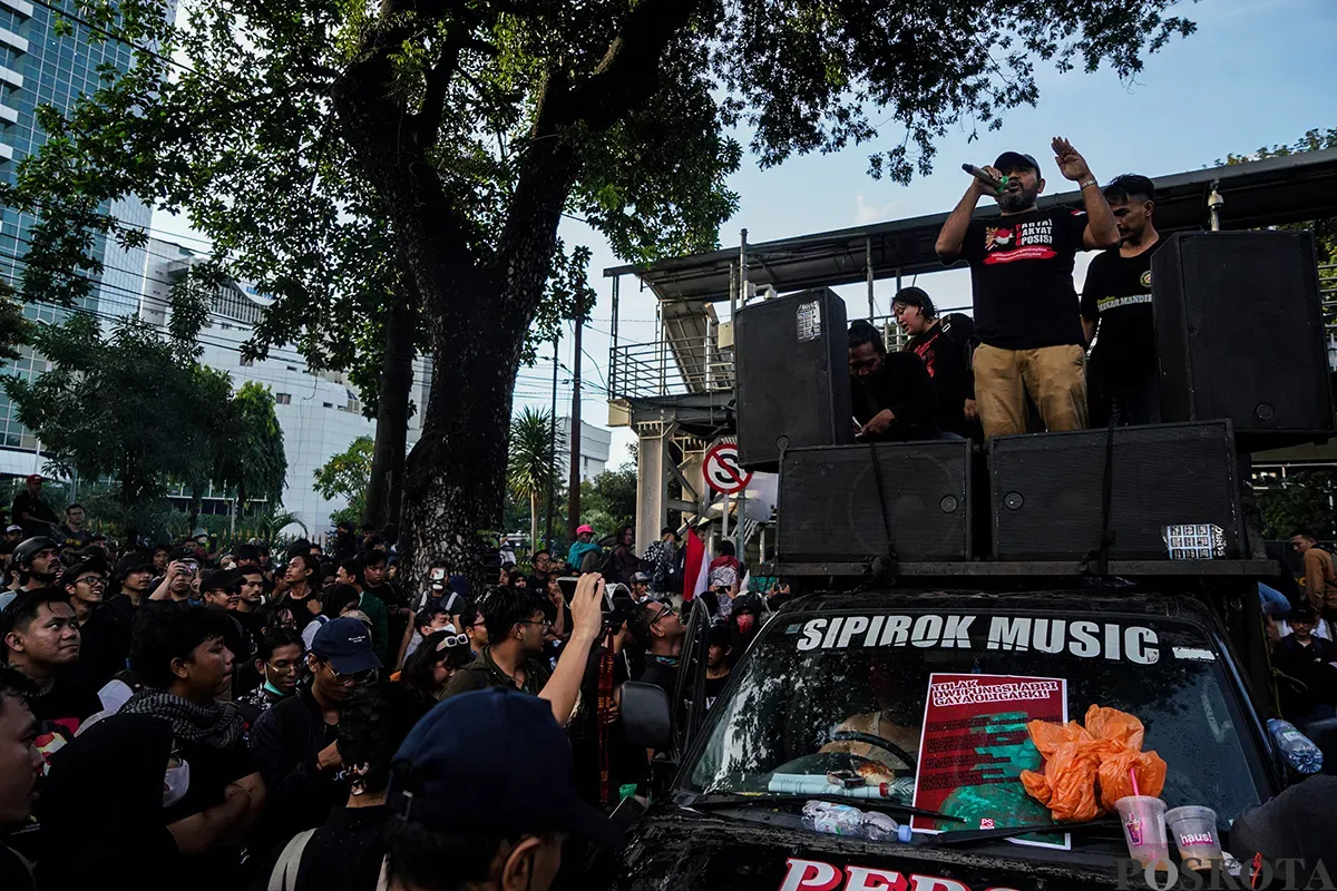 Massa aksi yang tergabung dari sejumlah elemen masyarakat dan mahasiswa menggelar aksi unjuk rasa di sekitar Patung Arjuna Wijaya, Jakarta, 21 Februari 2025. (Sumber: Poskota/Bilal Nugraha Ginanjar)