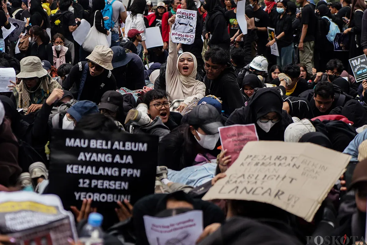 Massa aksi yang tergabung dari sejumlah elemen masyarakat dan mahasiswa menggelar aksi unjuk rasa di sekitar Patung Arjuna Wijaya, Jakarta, 21 Februari 2025. (Sumber: Poskota/Bilal Nugraha Ginanjar)