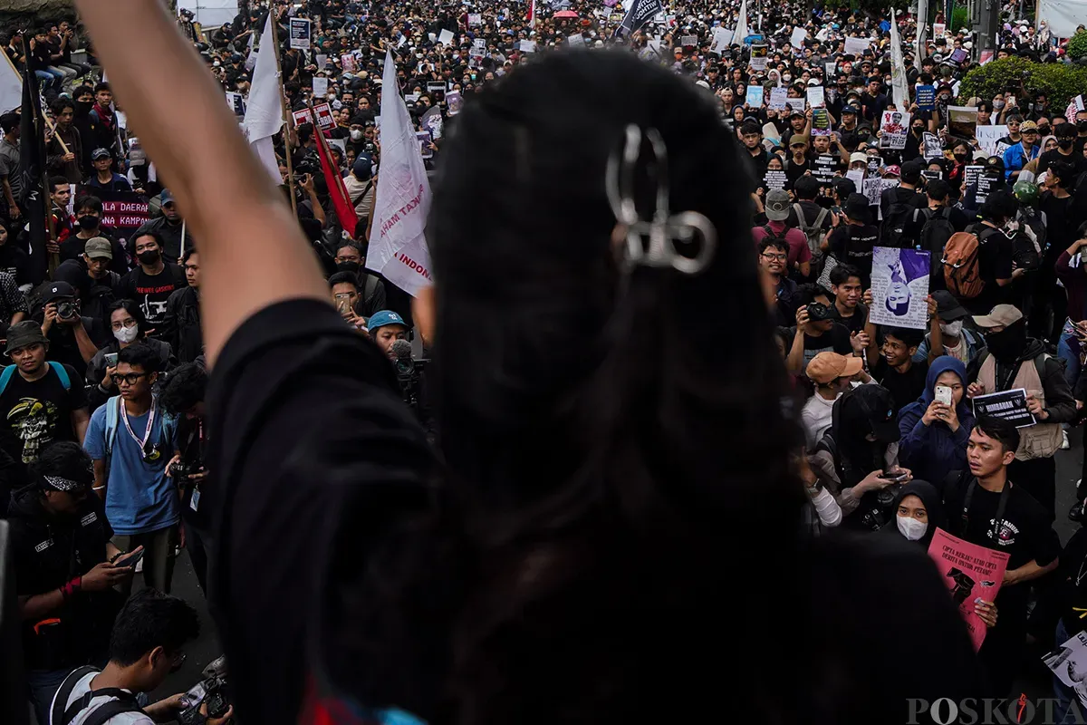 Massa aksi yang tergabung dari sejumlah elemen masyarakat dan mahasiswa menggelar aksi unjuk rasa di sekitar Patung Arjuna Wijaya, Jakarta, 21 Februari 2025. (Sumber: Poskota/Bilal Nugraha Ginanjar)