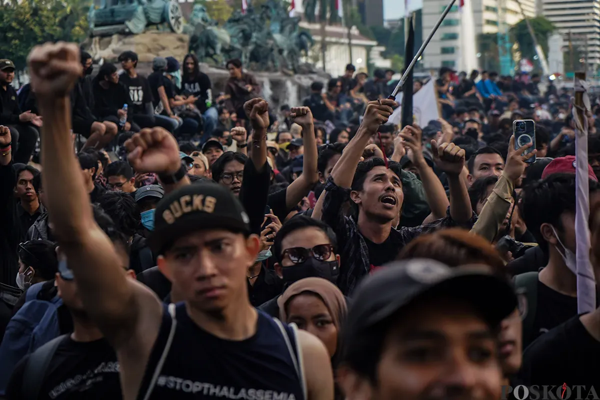 Massa aksi yang tergabung dari sejumlah elemen masyarakat dan mahasiswa menggelar aksi unjuk rasa di sekitar Patung Arjuna Wijaya, Jakarta, 21 Februari 2025. (Sumber: Poskota/Bilal Nugraha Ginanjar)