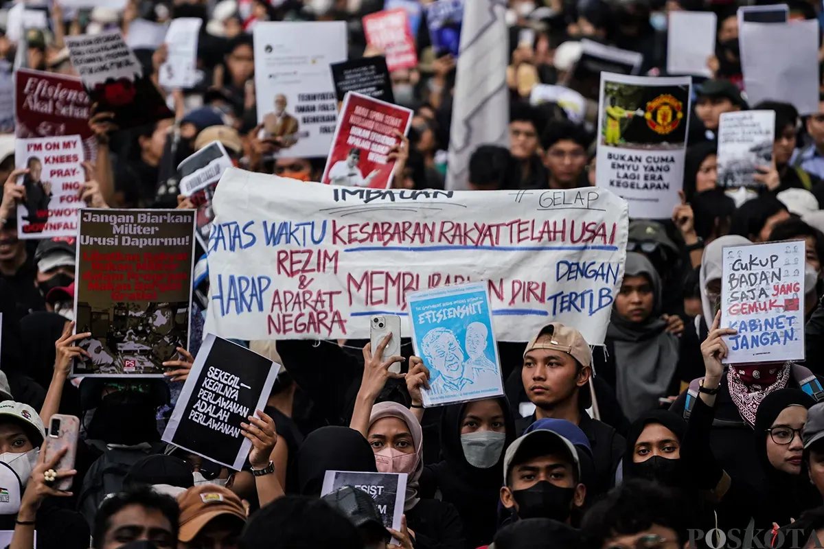 Massa aksi yang tergabung dari sejumlah elemen masyarakat dan mahasiswa menggelar aksi unjuk rasa di sekitar Patung Arjuna Wijaya, Jakarta, 21 Februari 2025. (Sumber: Poskota/Bilal Nugraha Ginanjar)