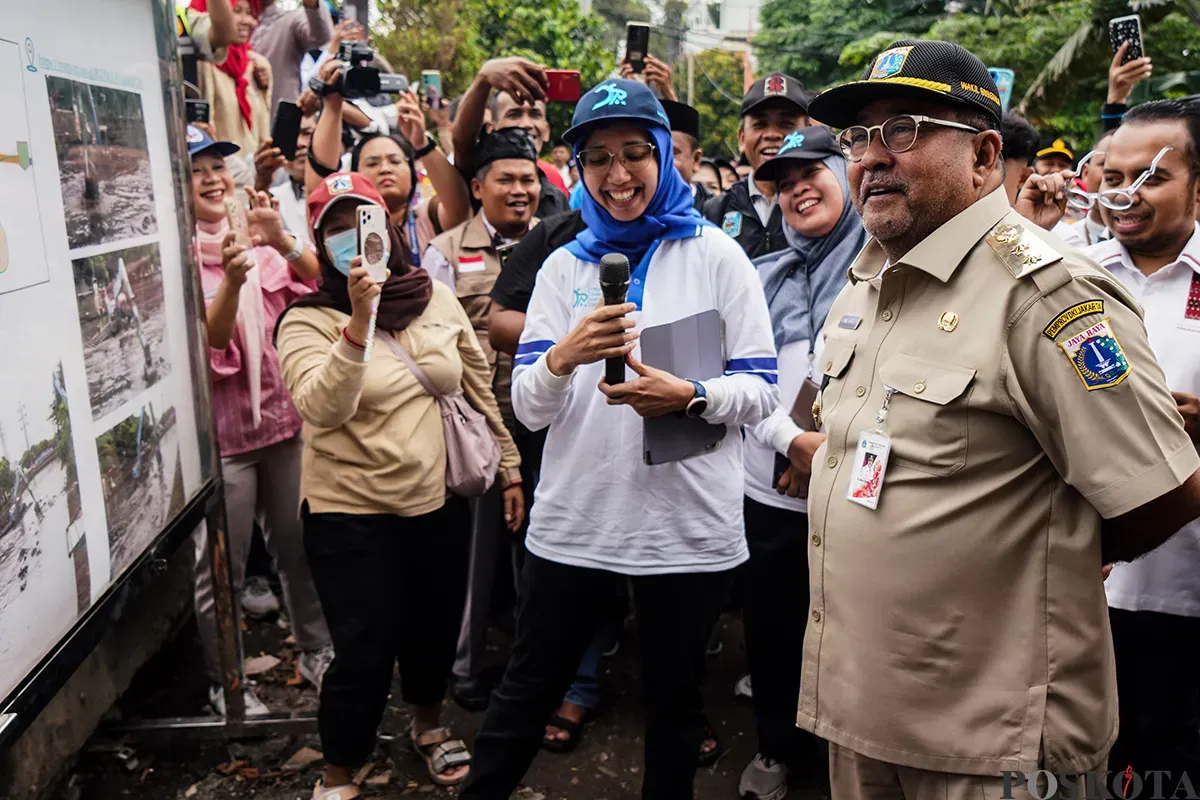 Wakil Gubernur DKI Jakarta, Rano Karno, meninjau pengerukan lumpur sedimentasi di Kali Mookervaart, Jalan Daan Mogot, Jakarta Barat, Jumat, 21 Februari 2025. (Sumber: Poskota/Bilal Nugraha Ginanjar)