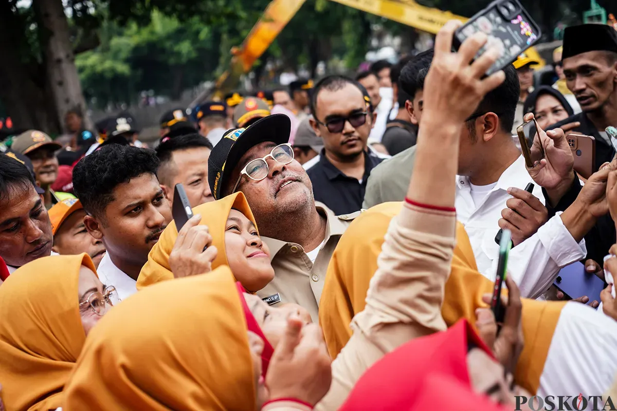 Wakil Gubernur DKI Jakarta, Rano Karno, meninjau pengerukan lumpur sedimentasi di Kali Mookervaart, Jalan Daan Mogot, Jakarta Barat, Jumat, 21 Februari 2025. (Sumber: Poskota/Bilal Nugraha Ginanjar)