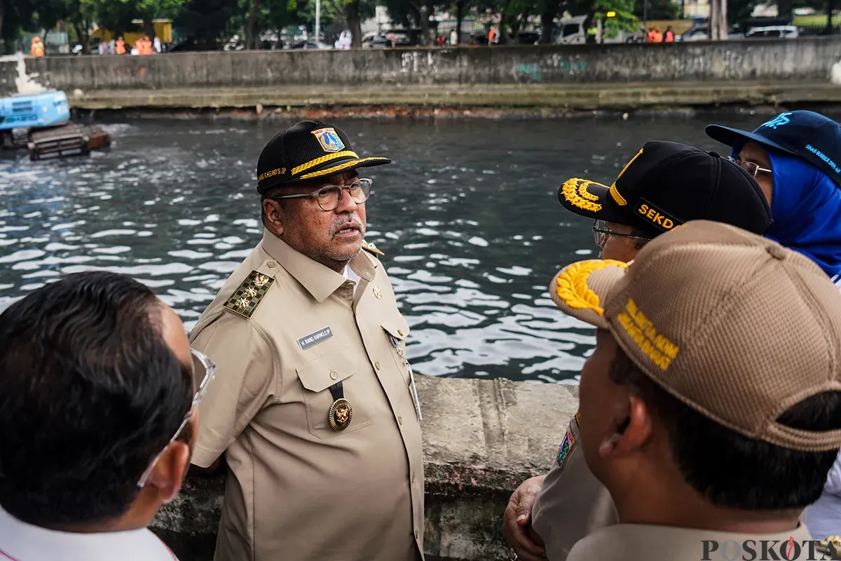 Wakil Gubernur DKI Jakarta, Rano Karno, meninjau pengerukan lumpur sedimentasi di Kali Mookervaart, Jalan Daan Mogot, Jakarta Barat, Jumat, 21 Februari 2025. (Sumber: Poskota/Bilal Nugraha Ginanjar)