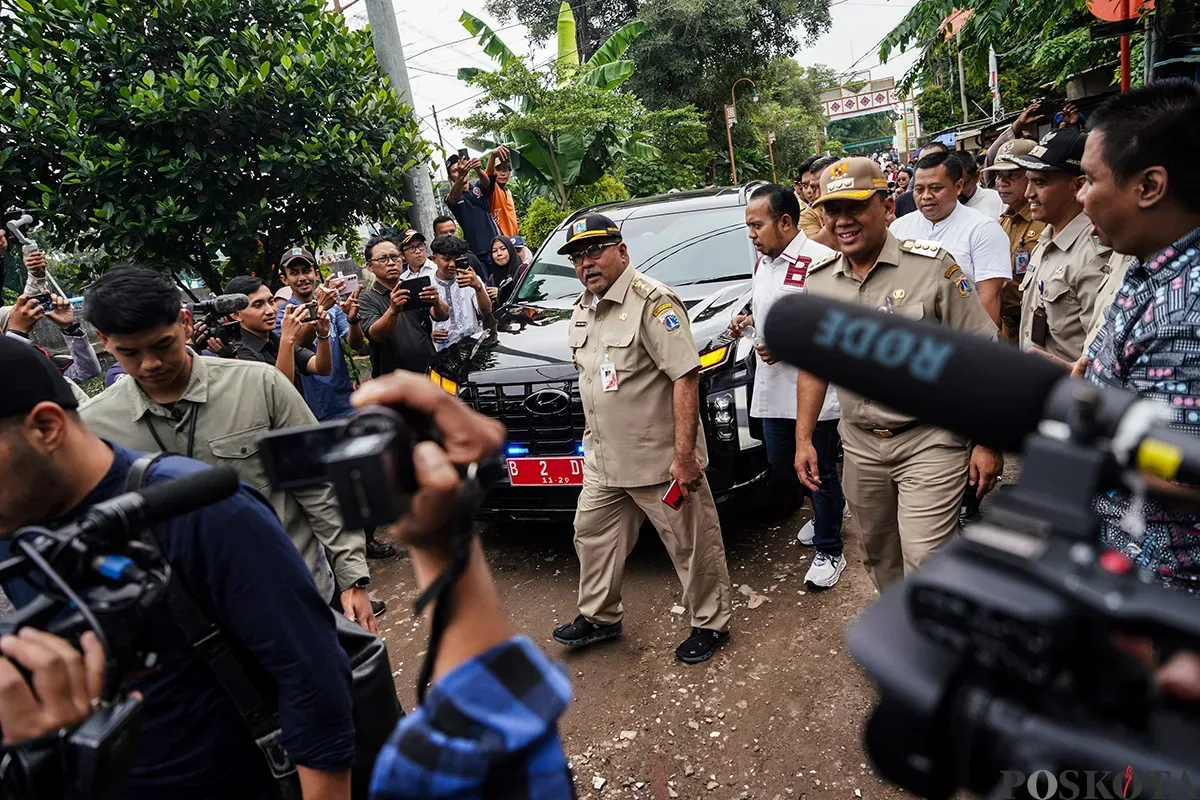 Wakil Gubernur DKI Jakarta, Rano Karno, meninjau pengerukan lumpur sedimentasi di Kali Mookervaart, Jalan Daan Mogot, Jakarta Barat, Jumat, 21 Februari 2025. (Sumber: Poskota/Bilal Nugraha Ginanjar)