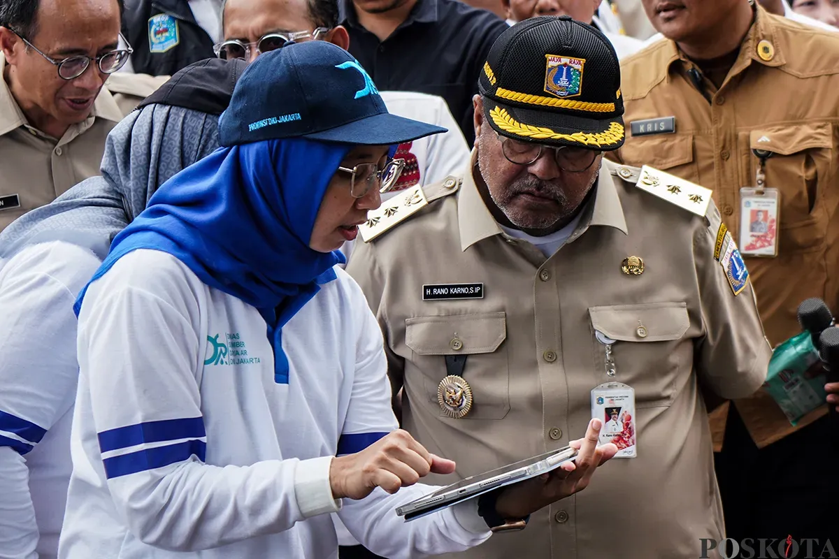 Wakil Gubernur DKI Jakarta, Rano Karno, meninjau pengerukan lumpur sedimentasi di Kali Mookervaart, Jalan Daan Mogot, Jakarta Barat, Jumat, 21 Februari 2025. (Sumber: Poskota/Bilal Nugraha Ginanjar)