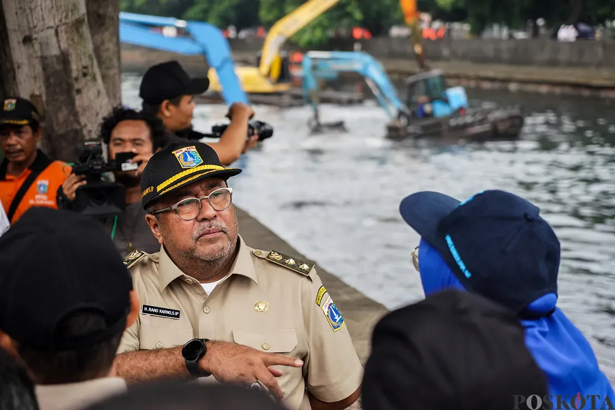 Wakil Gubernur DKI Jakarta, Rano Karno, meninjau pengerukan lumpur sedimentasi di Kali Mookervaart, Jalan Daan Mogot, Jakarta Barat, Jumat, 21 Februari 2025. (Sumber: Poskota/Bilal Nugraha Ginanjar)