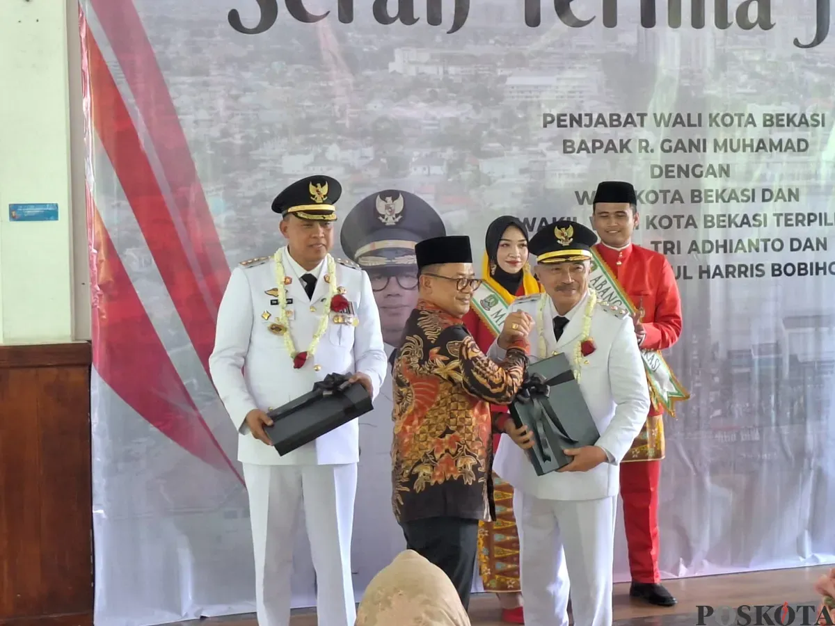 Wali Kota dan Wakil Wali Kota Bekasi Tri Adhianto (kiri) dan Abdul Harris Bobihoe (Kanan) saat berada di pendopo Wali Kota Bekasi, Kamis, 20 Februari 2025. (Sumber: Poskota/Ihsan Fahmi)