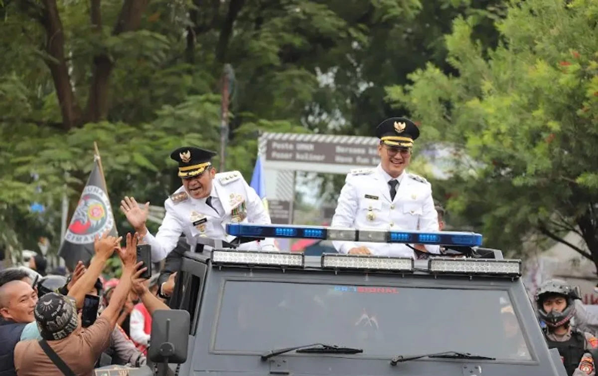 Walikota Cimahi Ngatiyana (kanan) dan Wakil Walikota Cimahi, Adhitia Yudisthira (kiri), menyapa warga usai pelantikan. (Sumber: Dok. Diskominfo Kota Cimahi)