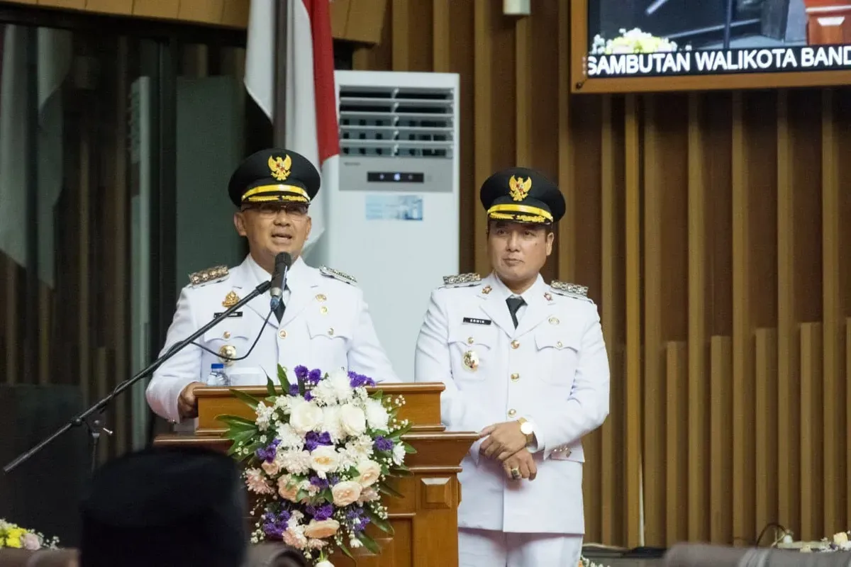 Wali Kota Bandung Muhammad Farhan dan Wakil Wali Kota Bandung Erwin menyampaikan pidato pertama setelah dilantik di ruang paripurna DPRD Kota Bandung, Kamis, 20 Februari 2025. (Sumber: Dok. Diskominfo Kota Bandung)