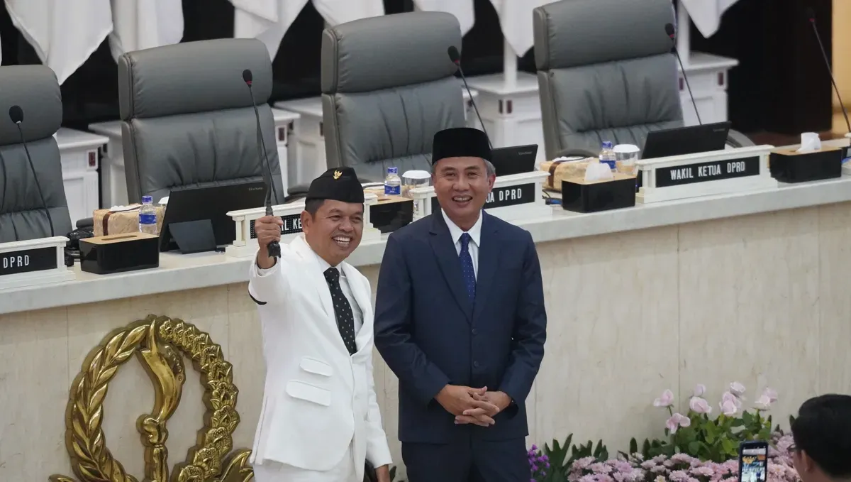 Serah terima jabatan dari Pj Gubernur Jawa Barat, Bey Machmudin ke Gubernur Jawa Barat, Dedi Mulyadi saat Rapat Paripurna DPRD Jawa Barat, Jumat, 21 Februari 2025. (Sumber: Dok. Humas Pemprov Jabar)