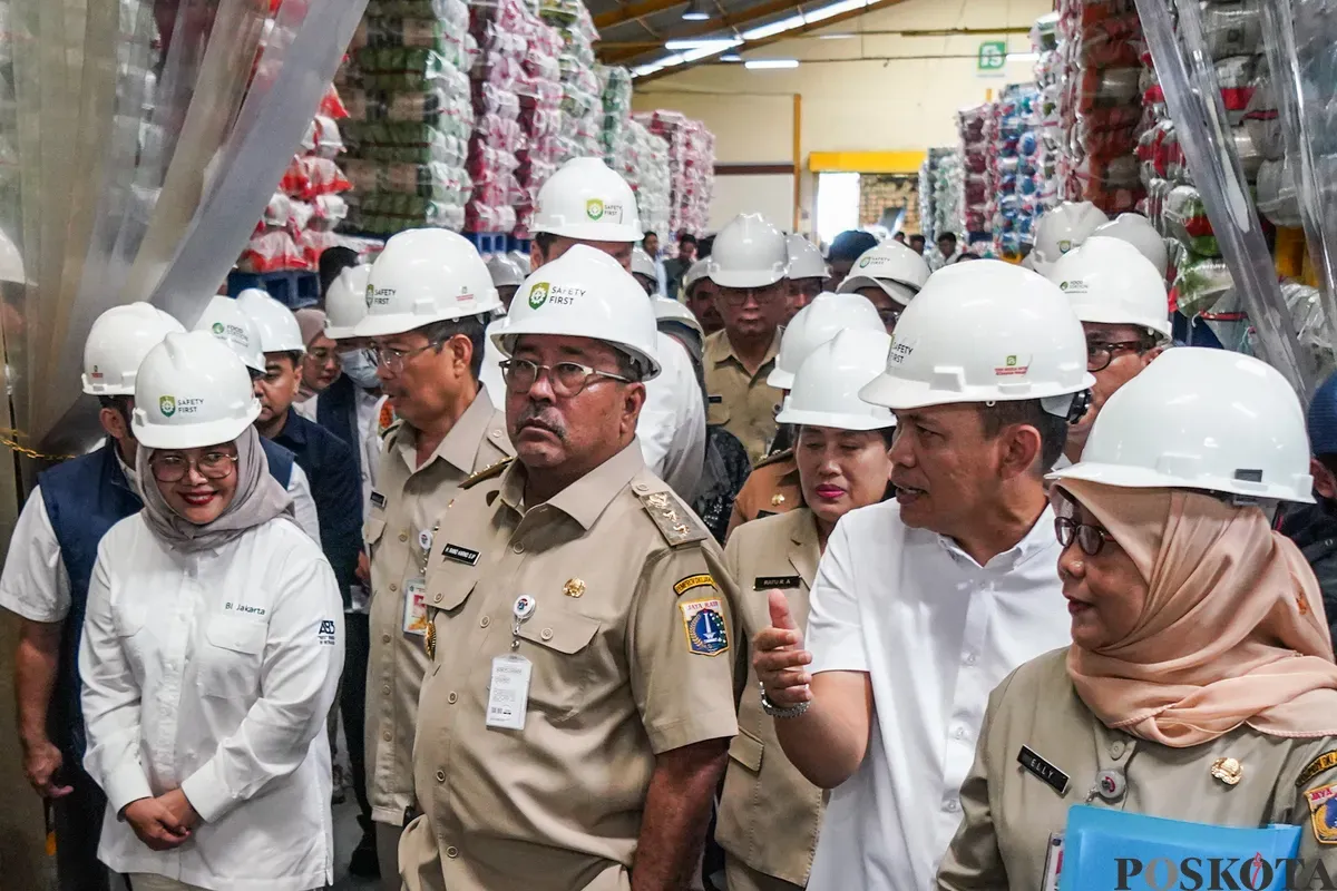 Wakil Gubernur Jakarta, Rano Karno yang kerap disapa Bang Doel, meninjau ketersediaan beras di Pasar Induk Beras Cipinang dan Food Station Tjipinang Jaya, Jakarta Timur, Sabtu, 22 Februari 2025. (Sumber: Poskota/Bilal Nugraha Ginanjar)