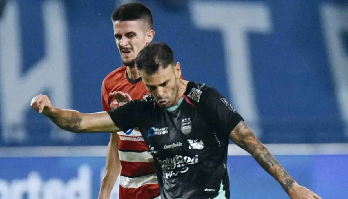 Persib Bandung gagal raih poin penuh di laga pekan ke-24 BRI Liga 1 2024/24 saat ditahan imbang Madura United. (Sumber: Instagram @officialpersib/edited Dadan)