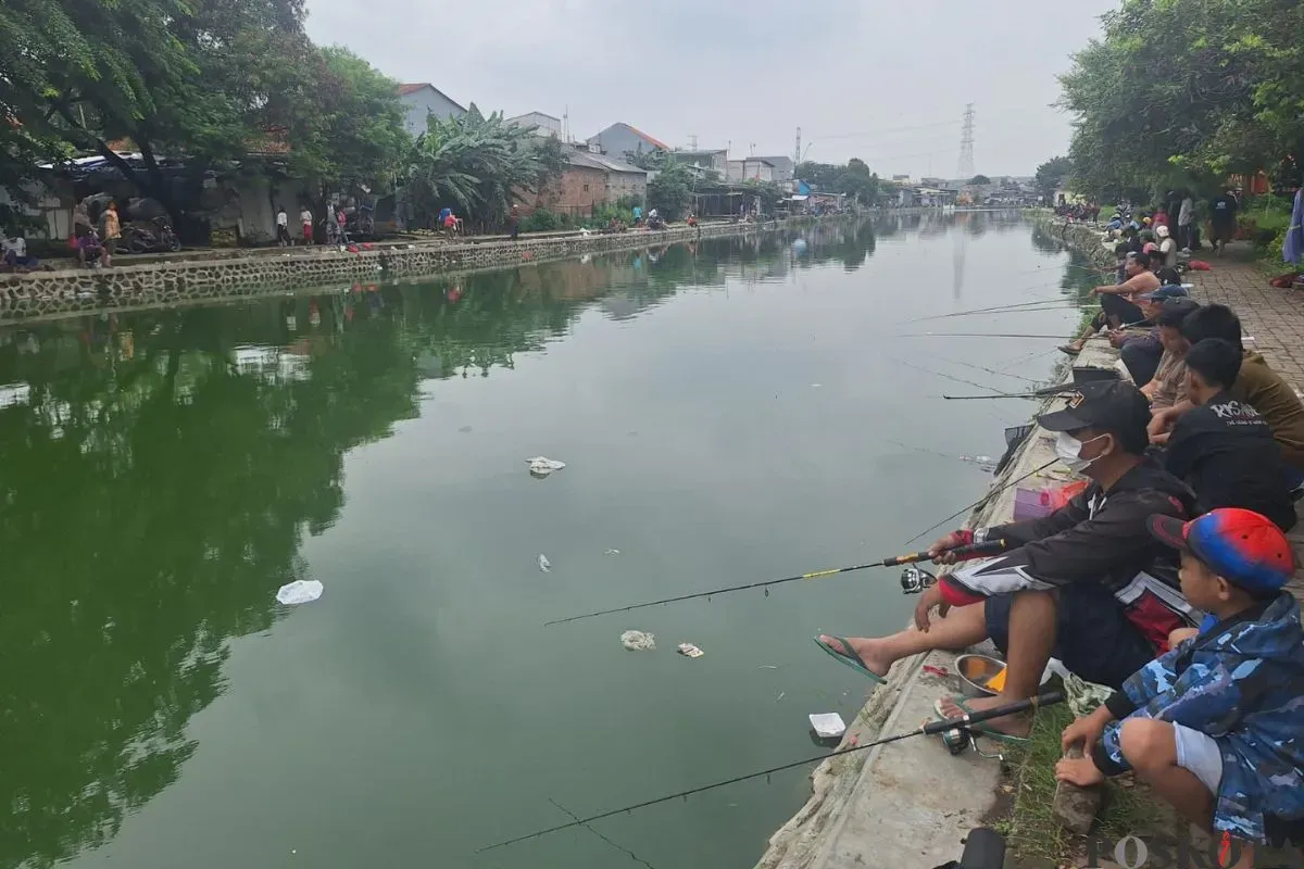 Warga saat mengikuti mancing ikan lele bareng di Situ Rawa Bebek, Bekasi Barat, Kota Bekasi, Sabtu, 22 Februari 2025. (Sumber: Poskota/Ihsan Fahmi)