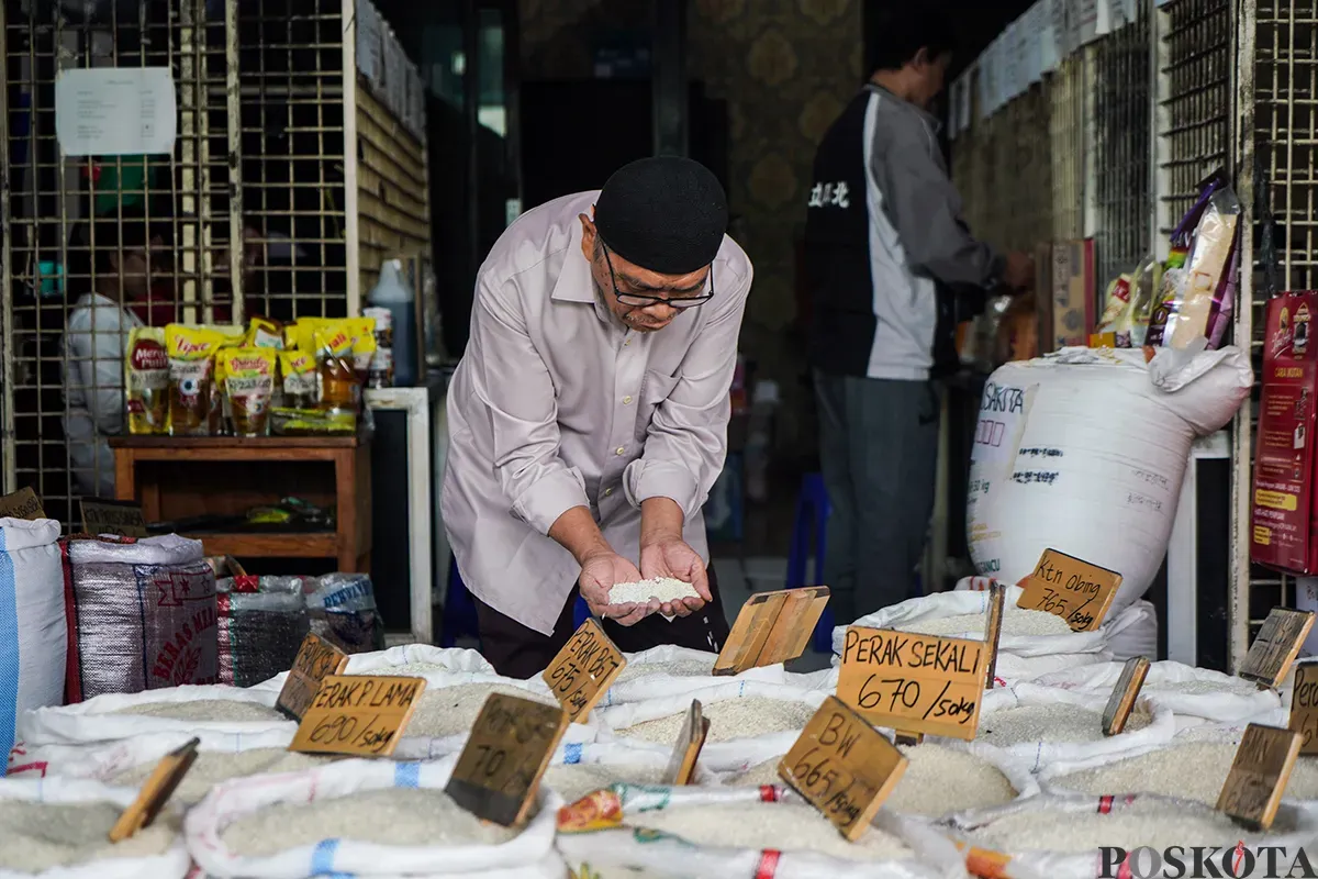 Aktivitas jual beli beras serta sejumlah pekerja yang tengah mengangkut karungan beras di Pasar Induk Cipinang, Jakarta Timur, Sabtu, 22 Februari 2025. (Sumber: Poskota/Bilal Nugraha Ginanjar)