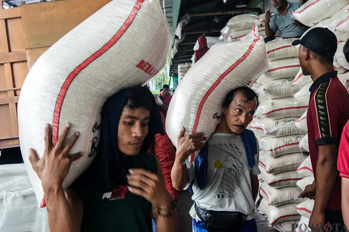 Aktivitas jual beli beras serta sejumlah pekerja yang tengah mengangkut karungan beras di Pasar Induk Cipinang, Jakarta Timur, Sabtu, 22 Februari 2025. (Sumber: Poskota/Bilal Nugraha Ginanjar)