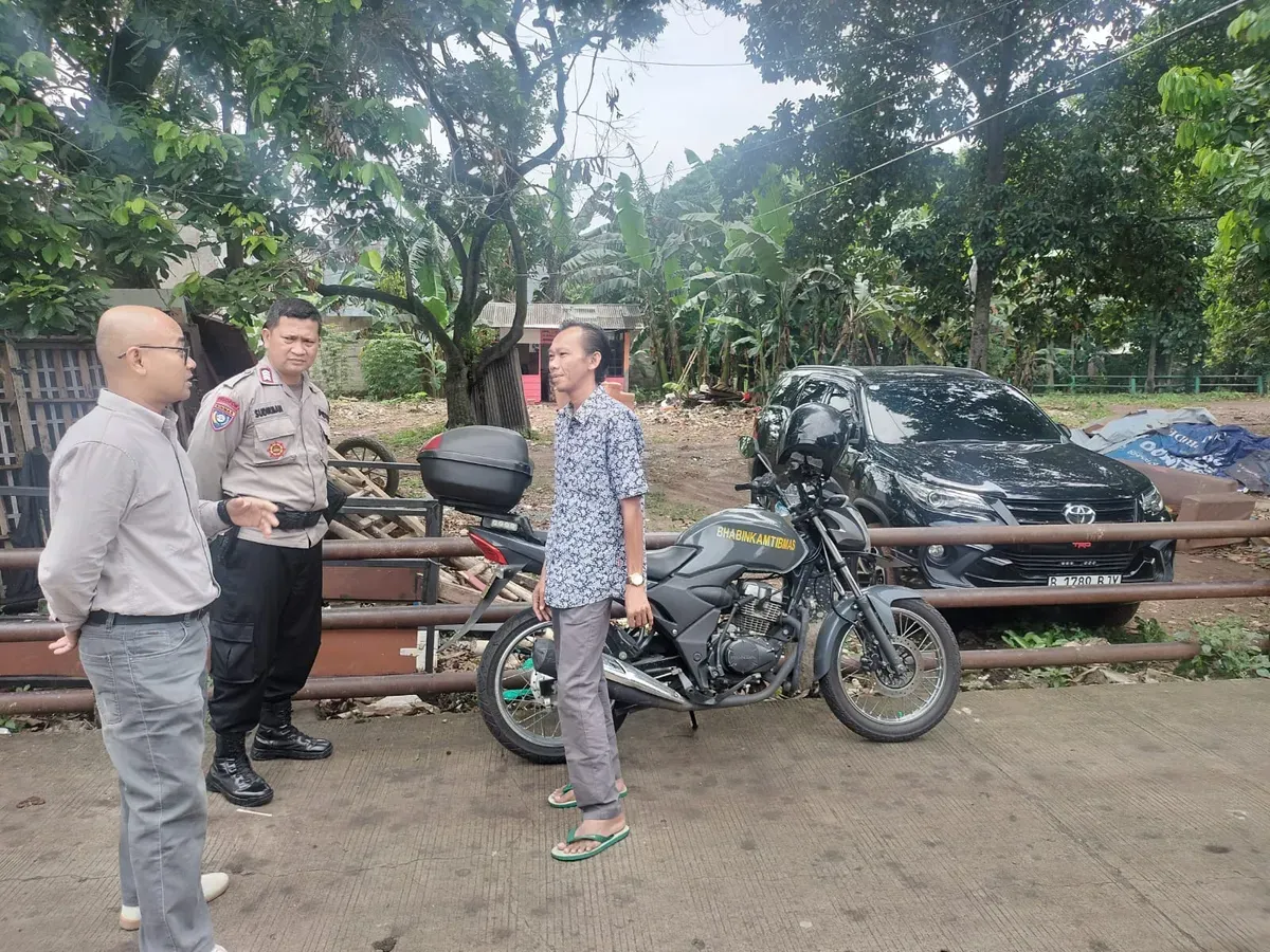 Polisi cek TKP kehilangan spion mobil di Jalan Jakamulya, Bekasi Selatan, Kota Bekasi, Sabtu, 22 Februari 2025. (Sumber: Dok. Reskrim Polsek Bekasi Selatan)