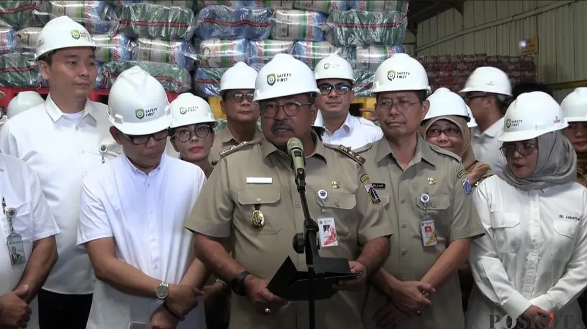 Wakil Gubernur Jakarta, Rano Karno, meninjau beras dan daging di food station wilayah Jakarta Timur, Sabtu, 22 Februari 2025. (Sumber: Poskota/Pandi Ramedhan)