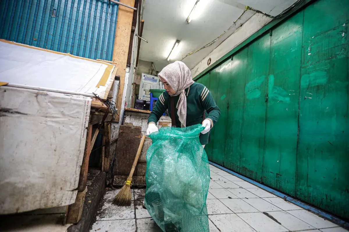 Ilustrasi petugas membersihkan sampah. (Sumber: Dok. Diskominfo Kota Bandung)