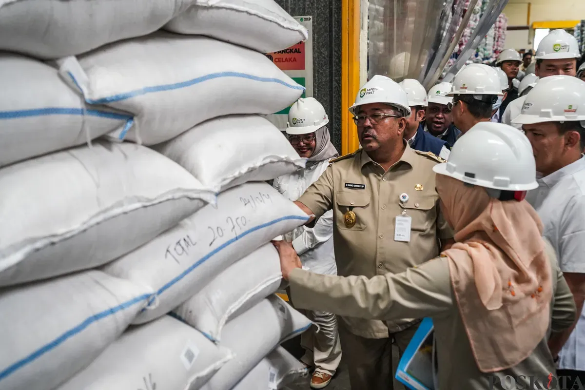 Wakil Gubernur Jakarta Rano Karno meninjau ketersediaan beras di Pasar Induk Beras Cipinang dan Food Station Tjipinang Jaya, Jakarta Timur, Sabtu, 22 Februari 2025. (Sumber: Poskota/Bilal Nugraha Ginanjar)