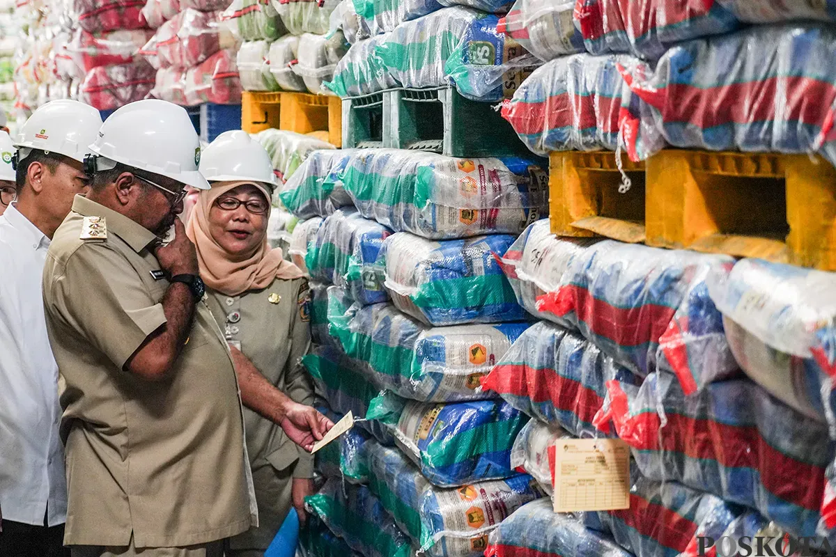 Wakil Gubernur Jakarta, Rano Karno yang kerap disapa Bang Doel, meninjau ketersediaan beras di Pasar Induk Beras Cipinang dan Food Station Tjipinang Jaya, Jakarta Timur, Sabtu, 22 Februari 2025. (Sumber: Poskota/Bilal Nugraha Ginanjar)