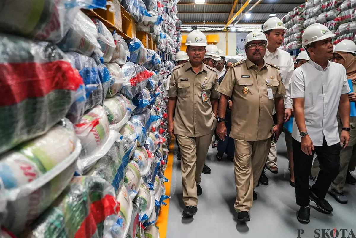 Wakil Gubernur Jakarta, Rano Karno yang kerap disapa Bang Doel, meninjau ketersediaan beras di Pasar Induk Beras Cipinang dan Food Station Tjipinang Jaya, Jakarta Timur, Sabtu, 22 Februari 2025. (Sumber: Poskota/Bilal Nugraha Ginanjar)