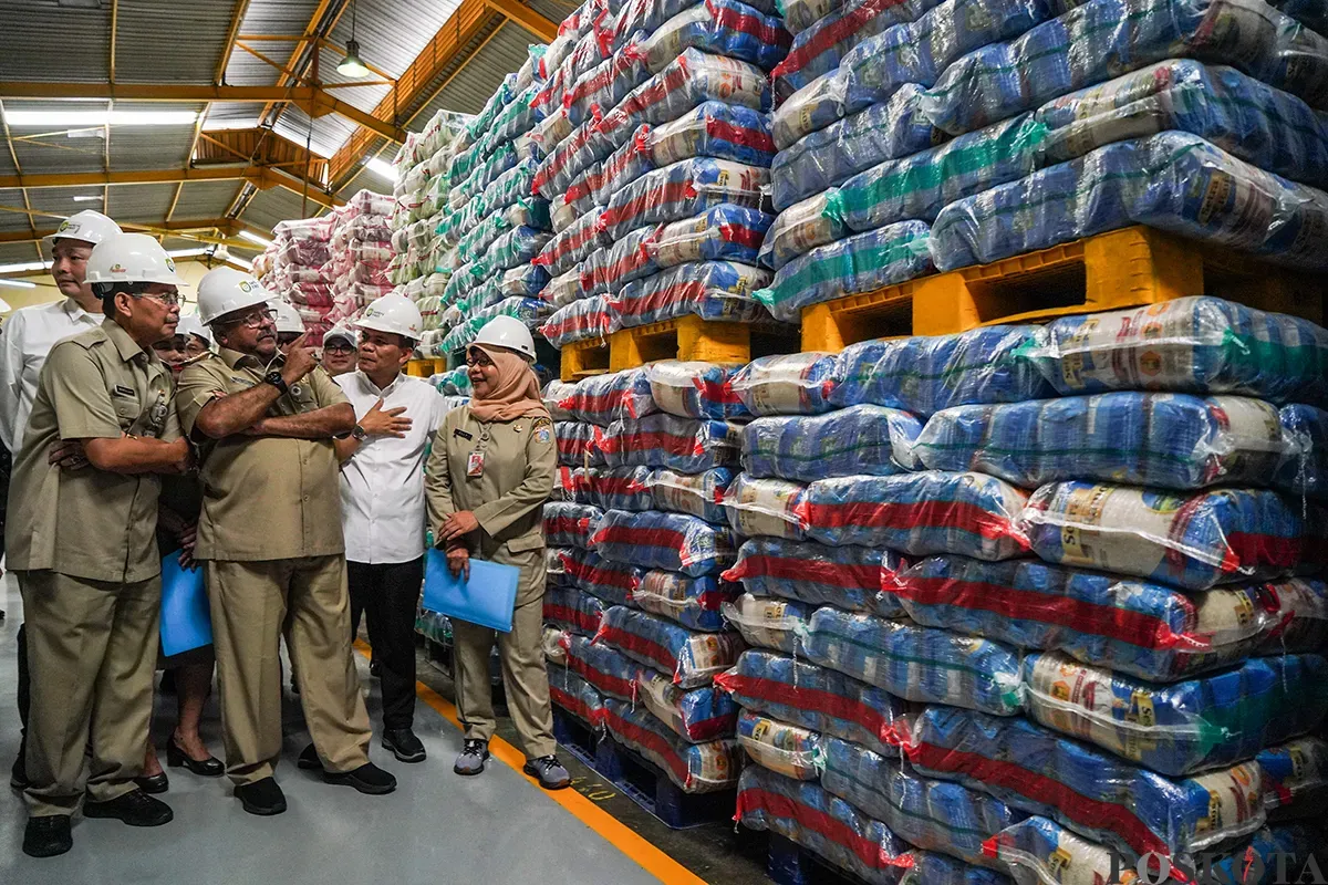 Wakil Gubernur Jakarta, Rano Karno yang kerap disapa Bang Doel, meninjau ketersediaan beras di Pasar Induk Beras Cipinang dan Food Station Tjipinang Jaya, Jakarta Timur, Sabtu, 22 Februari 2025. (Sumber: Poskota/Bilal Nugraha Ginanjar)