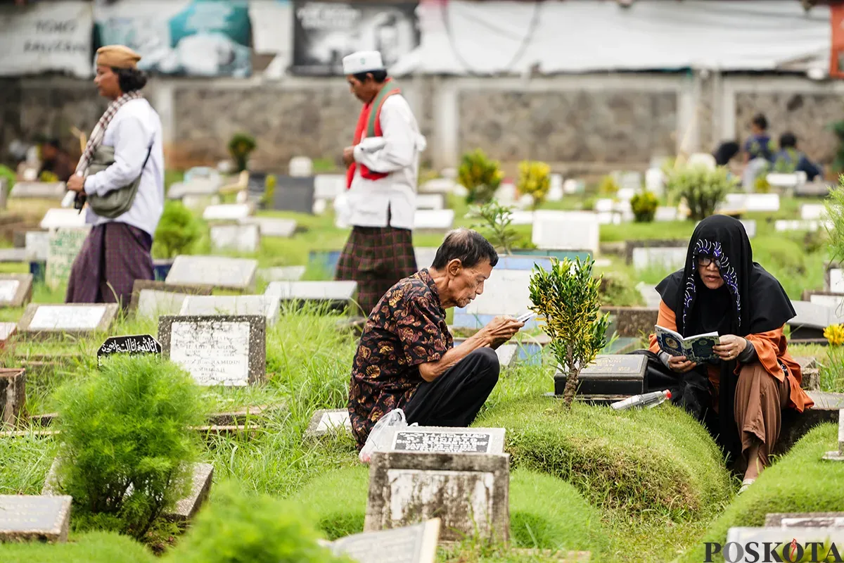 Sejumlah keluarga memanjatkan doa di depan makam anggota keluarganya saat melakukan ziarah kubur di Taman Pemakaman Umum (TPU) Karet, Tanah Abang, Jakarta, Sabtu, 22 Februari 2025. (Sumber: Poskota/Bilal Nugraha Ginanjar)