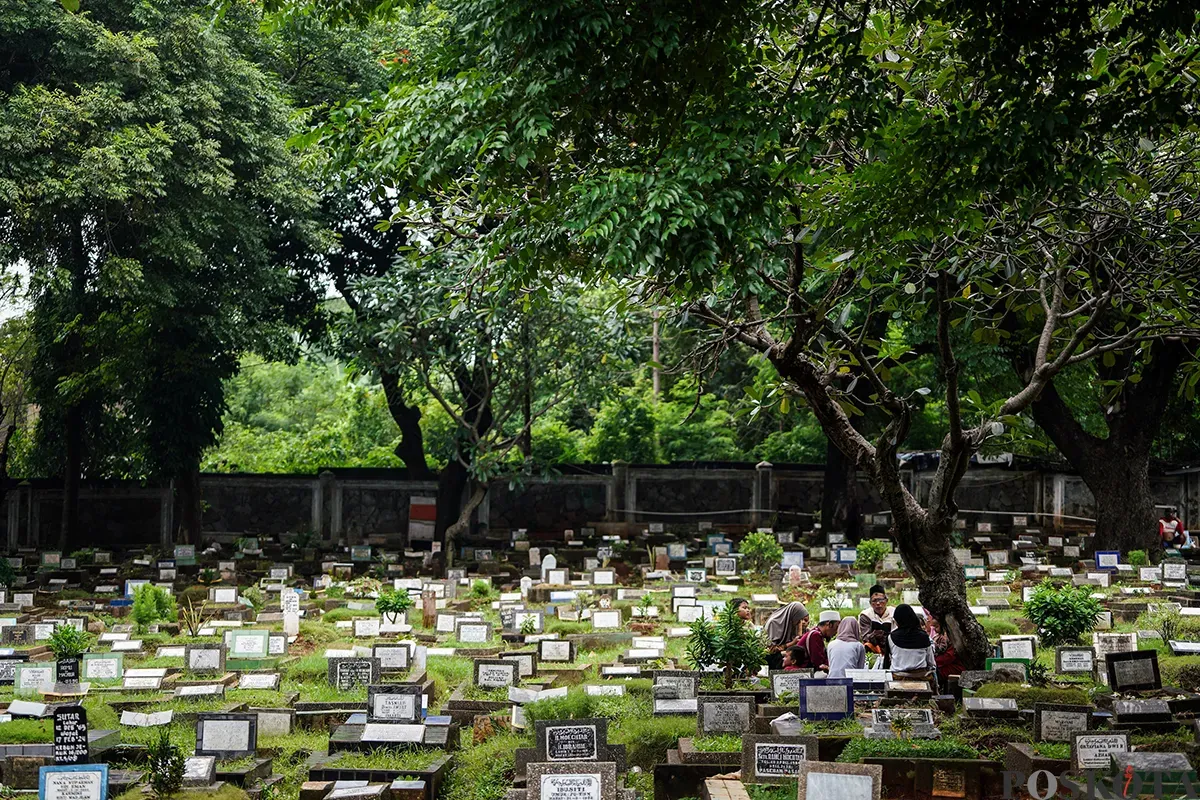 Sejumlah keluarga memanjatkan doa di depan makam anggota keluarganya saat melakukan ziarah kubur di Taman Pemakaman Umum (TPU) Karet, Tanah Abang, Jakarta, Sabtu, 22 Februari 2025. (Sumber: Poskota/Bilal Nugraha Ginanjar)