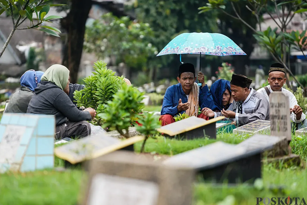 Sejumlah keluarga memanjatkan doa di depan makam anggota keluarganya saat melakukan ziarah kubur di Taman Pemakaman Umum (TPU) Karet, Tanah Abang, Jakarta, Sabtu, 22 Februari 2025. (Sumber: Poskota/Bilal Nugraha Ginanjar)