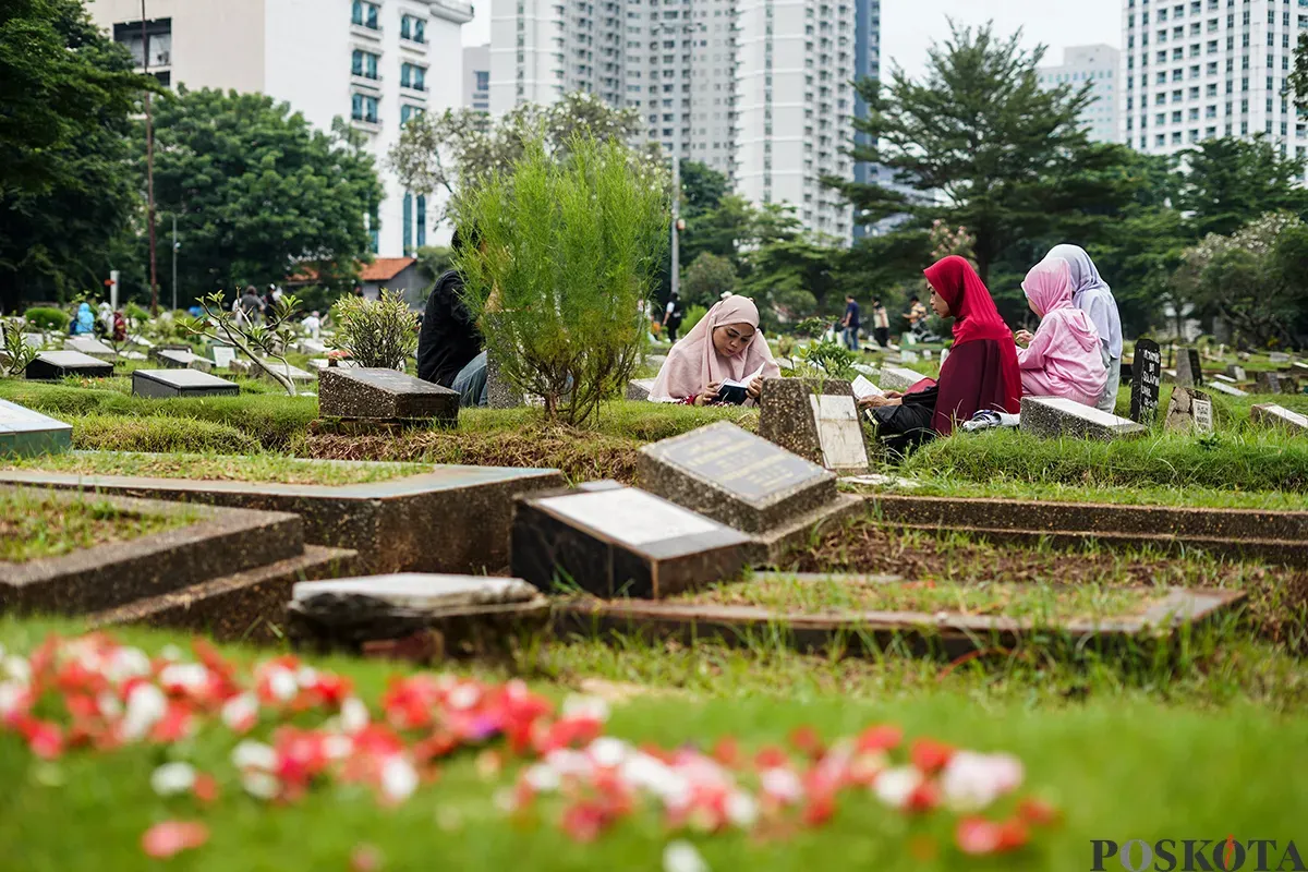 Sejumlah keluarga memanjatkan doa di depan makam anggota keluarganya saat melakukan ziarah kubur di Taman Pemakaman Umum (TPU) Karet, Tanah Abang, Jakarta, Sabtu, 22 Februari 2025. (Sumber: Poskota/Bilal Nugraha Ginanjar)