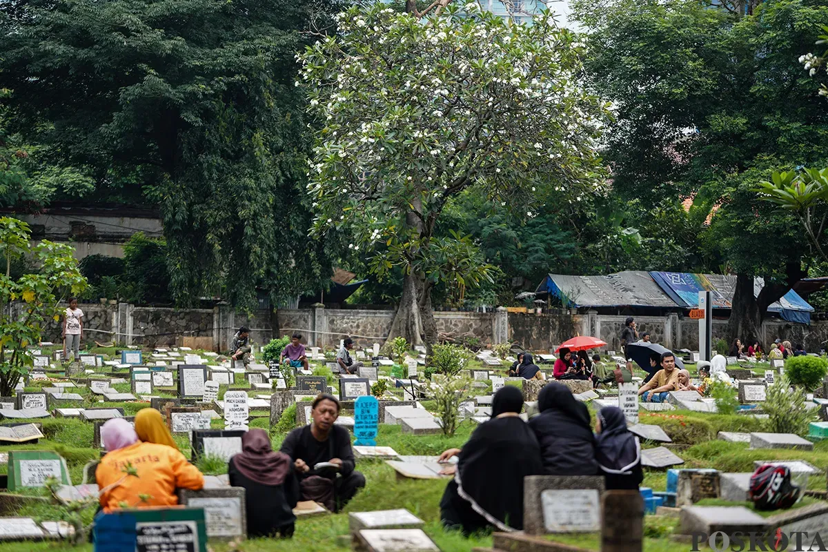 Sejumlah keluarga memanjatkan doa di depan makam anggota keluarganya saat melakukan ziarah kubur di Taman Pemakaman Umum (TPU) Karet, Tanah Abang, Jakarta, Sabtu, 22 Februari 2025. (Sumber: Poskota/Bilal Nugraha Ginanjar)