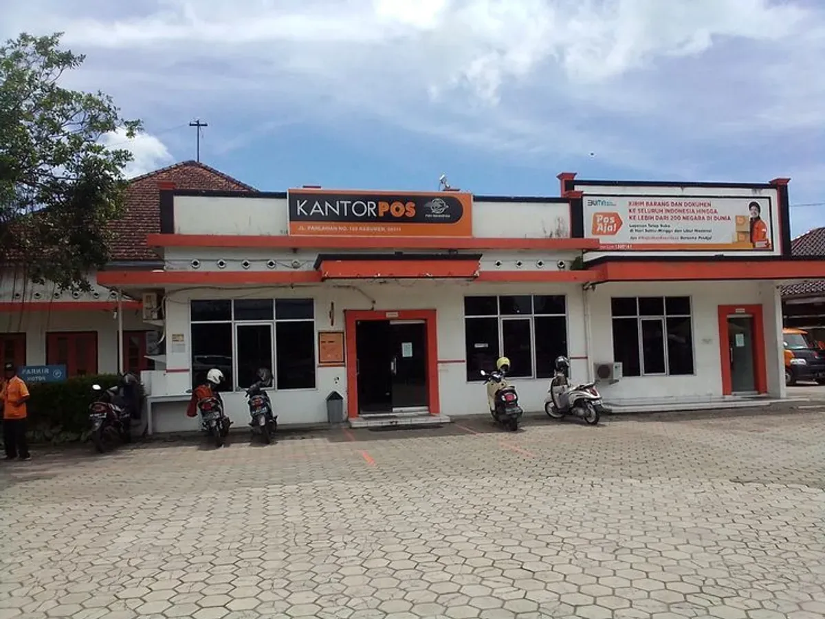 Kantor Pos yang menjadi tempat pencairan bansos PKH BPNT tahap 1 2025. (Sumber: Pinterest/Masdar Budi Santoso)