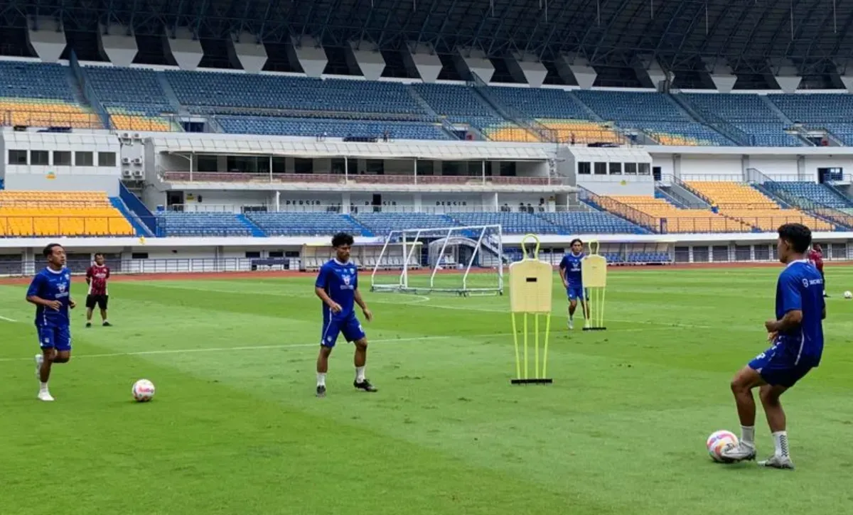 Para pemain Persib tengah berlatih di Stadion Gelora Bandung Lautan Api, Minggu 23 Februari 2025 seusai bermain imbang 0-0 menghadapi Madura United. (Sumber: Official Persib)