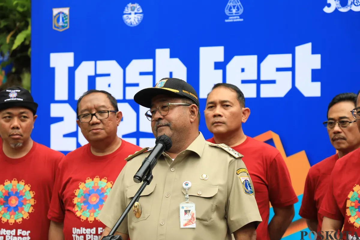 Wakil Gubernur Jakarta, Rano Karno alias Bang Doel, bicara soal pengelolaan sampah bertanggung jawab dan berkelanjutan di gelaran Trash Fest 2025. (Sumber: Poskota/Pandi Ramedhan)