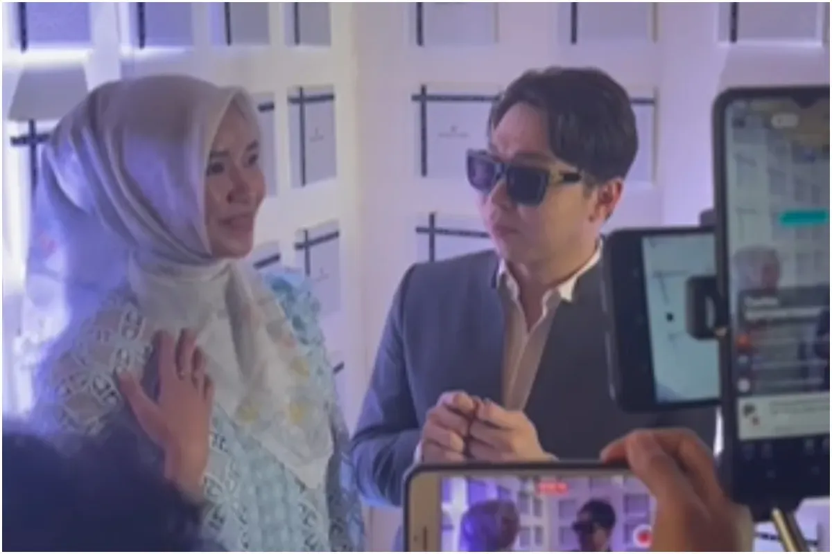 Momen istri dr Richard Lee mengenakan hijab. (Sumber: Tangkap Layar Instagram/@derrysulaiman)