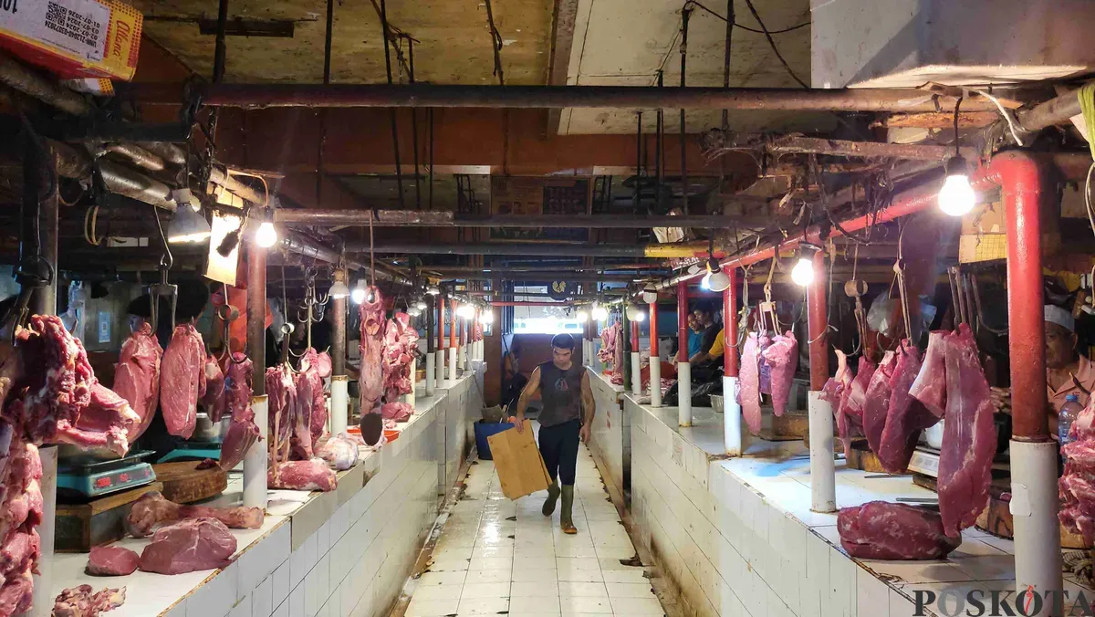 Harga daging sapi di pasar tradisional mulai mengalami kenaikan jelang Ramadan. (Sumber: Poskota/Pandi Ramedhan)