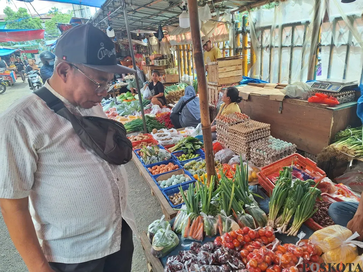 Warga mendatangi salah satu lapak pedagang sayur mayur di Pasar Baru Bekasi, Bekasi Timur, Minggu, 23 Februari 2025. (Sumber: Poskota/Ihsan Fahmi)