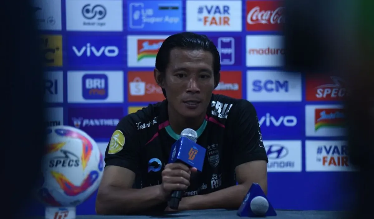 Bek kanan Persib, Henhen Herdiana memberi komentar usai laga melawan Madura United, di pekan 24 Liga 1 2024-25. (Foto: persib.co.id)