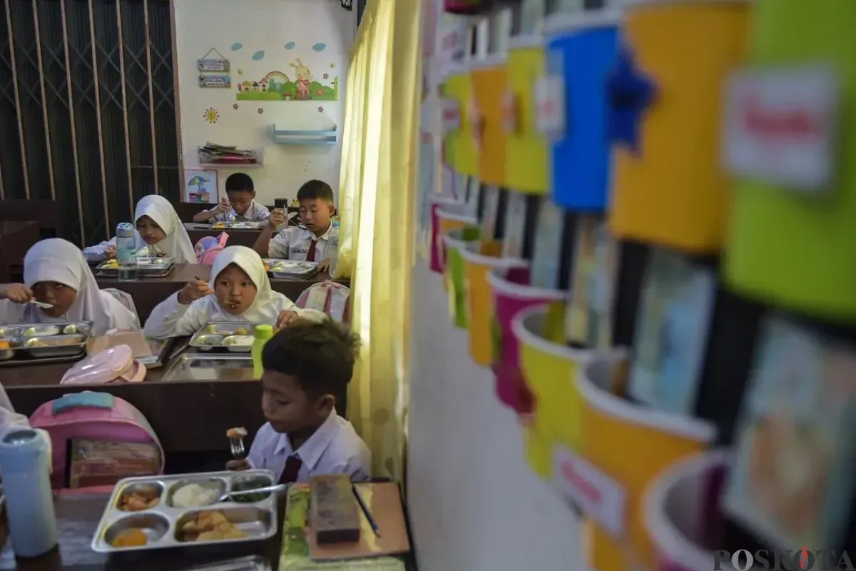 Siswa SDN Slipi 15 menyantap makanan dari program Makan Bergizi Gratis (MBG) Nasional di ruang kelas SDN Slipi 15, Jakarta Barat, Senin, 6 Januari 2025. (Sumber: Poskota/ Bilal Nugraha Ginanjar)