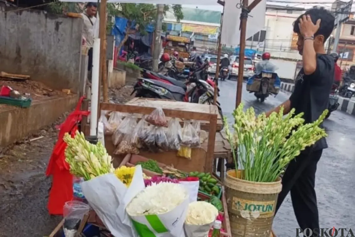 Salah seorang pedagang kembang kuburan di Pasar Ciputat, Kota Tangerang Selatan. (Sumber: Poskota/Veronica Prasetyo)